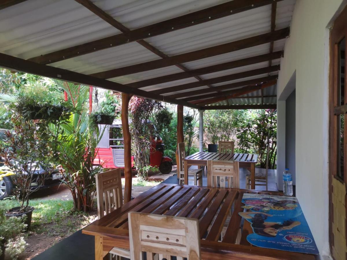 Sigiri Sandilu Homestay Szigirija Kültér fotó
